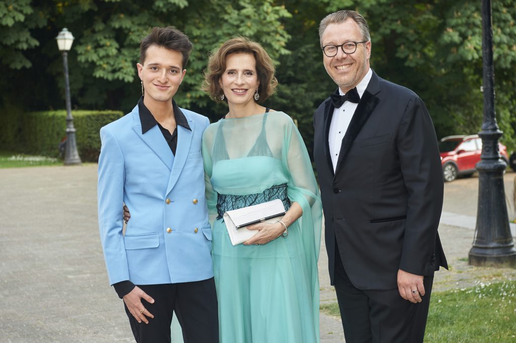 S.A.R. la Princesse Esméralda de Belgique entourée de son fils Leopoldo Moncada et Damien Van Bellinghen